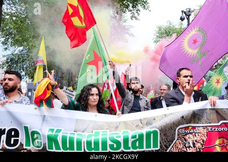 Verteidigen Sie die Demonstration Kurdistans in Paris, Frankreich, am 4. Juli 2021. Am Wochenende des 3. Und 4. Juli beantragten kurdische Organisationen auf der ganzen Welt, die türkische Aggression in Irakisch-Kurdistan zu verurteilen. In Paris wurden eine Demonstration und ein Konzert abgehalten, um die türkische Militärintervention zu verurteilen. (Foto von Vincent Koebel/NurPhoto) Stockfoto