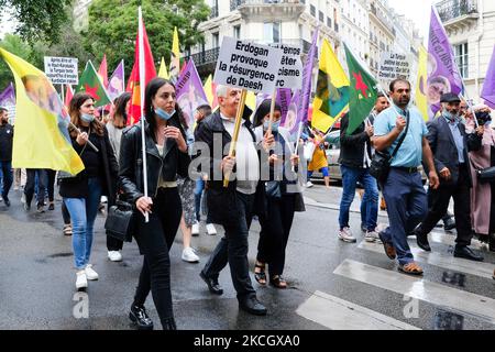 Verteidigen Sie die Demonstration Kurdistans in Paris, Frankreich, am 4. Juli 2021. Am Wochenende des 3. Und 4. Juli beantragten kurdische Organisationen auf der ganzen Welt, die türkische Aggression in Irakisch-Kurdistan zu verurteilen. In Paris wurden eine Demonstration und ein Konzert abgehalten, um die türkische Militärintervention zu verurteilen. (Foto von Vincent Koebel/NurPhoto) Stockfoto