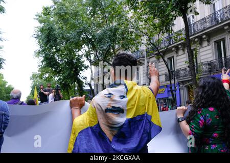 Ein Aktivist trägt eine Fahne mit dem Bildnis von Abdullah Ocalan während der Demonstration von Defend Kurdistan am 4. Juli 2021 in Paris, Frankreich. Am Wochenende des 3. Und 4. Juli beantragten kurdische Organisationen auf der ganzen Welt, die türkische Aggression in Irakisch-Kurdistan zu verurteilen. In Paris wurden eine Demonstration und ein Konzert abgehalten, um die türkische Militärintervention zu verurteilen. (Foto von Vincent Koebel/NurPhoto) Stockfoto