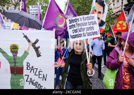 Ein kurdischer Aktivist hält ein antifaschistisches Zeichen während der Kundgebung von Defend Kurdistan am 4. Juli 2021 in Paris, Frankreich. Am Wochenende des 3. Und 4. Juli beantragten kurdische Organisationen auf der ganzen Welt, die türkische Aggression in Irakisch-Kurdistan zu verurteilen. In Paris wurden eine Demonstration und ein Konzert abgehalten, um die türkische Militärintervention zu verurteilen. (Foto von Vincent Koebel/NurPhoto) Stockfoto