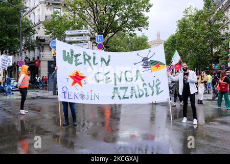 Verteidigen Sie die Demonstration Kurdistans in Paris, Frankreich, am 4. Juli 2021. Am Wochenende des 3. Und 4. Juli beantragten kurdische Organisationen auf der ganzen Welt, die türkische Aggression in Irakisch-Kurdistan zu verurteilen. In Paris wurden eine Demonstration und ein Konzert abgehalten, um die türkische Militärintervention zu verurteilen. (Foto von Vincent Koebel/NurPhoto) Stockfoto