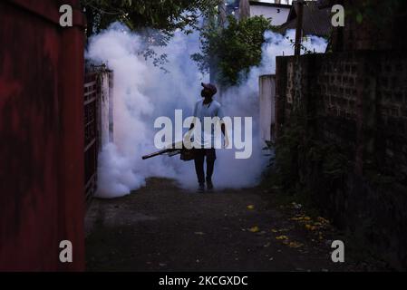 Ein Mitarbeiter der Guwahati Municipal Corporation führt in einem Wohngebiet Beschlagen durch, um Moskitos zu beseitigen, um die Ausbreitung des Dengue-Fiebers in Guwahati, Assam, Indien, am 05. Juli 2021 zu verhindern. (Foto von David Talukdar/NurPhoto) Stockfoto