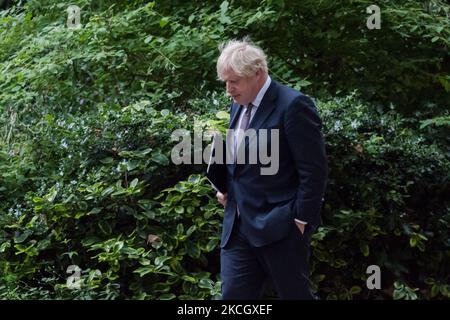 LONDON, VEREINIGTES KÖNIGREICH - 05. JULI 2021: Der britische Premierminister Boris Johnson kehrt in die Downing Street 10 zurück, nachdem er am 19. Juli die Aufhebung aller gesetzlichen Sperrbeschränkungen angekündigt und am 05. Juli 2021 in London, England, die obligatorischen Maßnahmen für Gesichtsmasken und soziale Distanzierungen fallen gelassen hatte. (Foto von Wiktor Szymanowicz/NurPhoto) Stockfoto