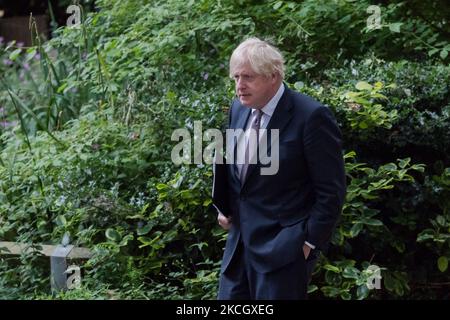 LONDON, VEREINIGTES KÖNIGREICH - 05. JULI 2021: Der britische Premierminister Boris Johnson kehrt in die Downing Street 10 zurück, nachdem er am 19. Juli die Aufhebung aller gesetzlichen Sperrbeschränkungen angekündigt und am 05. Juli 2021 in London, England, die obligatorischen Maßnahmen für Gesichtsmasken und soziale Distanzierungen fallen gelassen hatte. (Foto von Wiktor Szymanowicz/NurPhoto) Stockfoto
