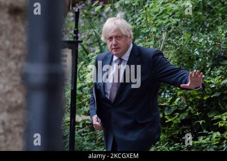 LONDON, VEREINIGTES KÖNIGREICH - 05. JULI 2021: Der britische Premierminister Boris Johnson kehrt in die Downing Street 10 zurück, nachdem er am 19. Juli die Aufhebung aller gesetzlichen Sperrbeschränkungen angekündigt und am 05. Juli 2021 in London, England, die obligatorischen Maßnahmen für Gesichtsmasken und soziale Distanzierungen fallen gelassen hatte. (Foto von Wiktor Szymanowicz/NurPhoto) Stockfoto