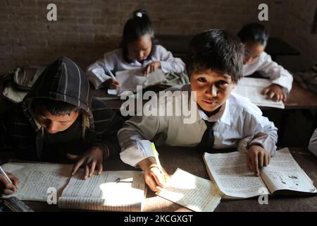 Grundschüler studieren Nepali in einem kleinen Klassenzimmer in der Shree Punya Primary and Secondary School im Panauti Village in Kathmandu, Nepal, am 11. Dezember 2011. (Foto von Creative Touch Imaging Ltd./NurPhoto) Stockfoto