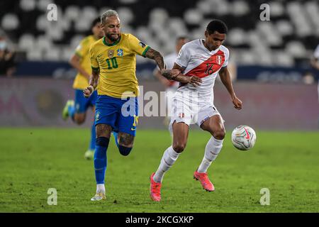 Neymar Spieler aus Brasilien bestreitet ein Gebot mit Marcos López Spieler aus Peru während eines Spiels im Engenhão Stadion für die Copa América 2021, an diesem Montag(05). (Foto von Thiago Ribeiro/NurPhoto) Stockfoto