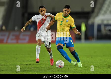 Casemiro-Spieler aus Brasilien bestreitet ein Gebot mit Yotún-Spieler aus Peru während eines Spiels im Engenhão-Stadion für die Copa América 2021, an diesem Montag(05). (Foto von Thiago Ribeiro/NurPhoto) Stockfoto