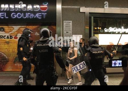 Unruhen, die von den Teilnehmern der Demonstration zur Ablehnung des Todes von Samuel (angebliches homophobes Verbrechen) provoziert wurden, haben am 5. Juli 2021 in Madrid, Spanien, in Arguelles (Princesa-Straße) Anklagen der Polizei ausgelöst. (Foto von Alvaro Laguna/NurPhoto) Stockfoto