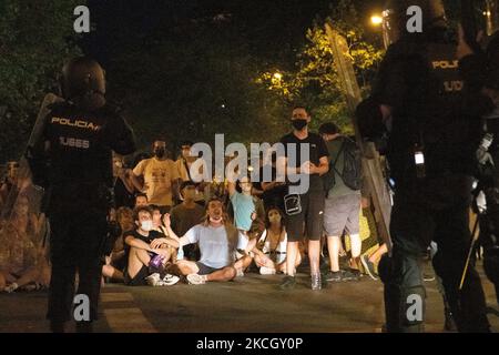 Unruhen, die von den Teilnehmern der Demonstration zur Ablehnung des Todes von Samuel (angebliches homophobes Verbrechen) provoziert wurden, haben am 5. Juli 2021 in Madrid, Spanien, in Arguelles (Princesa-Straße) Anklagen der Polizei ausgelöst. (Foto von Alvaro Laguna/NurPhoto) Stockfoto