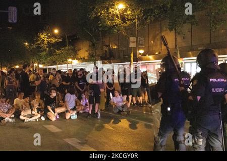 Unruhen, die von den Teilnehmern der Demonstration zur Ablehnung des Todes von Samuel (angebliches homophobes Verbrechen) provoziert wurden, haben am 5. Juli 2021 in Madrid, Spanien, in Arguelles (Princesa-Straße) Anklagen der Polizei ausgelöst. (Foto von Alvaro Laguna/NurPhoto) Stockfoto