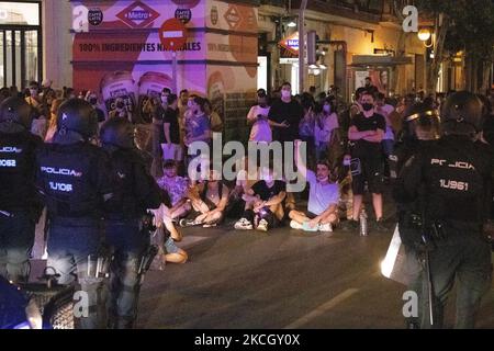 Unruhen, die von den Teilnehmern der Demonstration zur Ablehnung des Todes von Samuel (angebliches homophobes Verbrechen) provoziert wurden, haben am 5. Juli 2021 in Madrid, Spanien, in Arguelles (Princesa-Straße) Anklagen der Polizei ausgelöst. (Foto von Alvaro Laguna/NurPhoto) Stockfoto