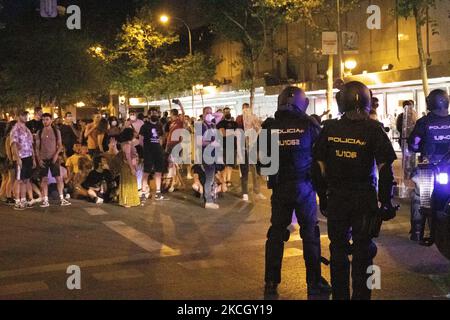 Unruhen, die von den Teilnehmern der Demonstration zur Ablehnung des Todes von Samuel (angebliches homophobes Verbrechen) provoziert wurden, haben am 5. Juli 2021 in Madrid, Spanien, in Arguelles (Princesa-Straße) Anklagen der Polizei ausgelöst. (Foto von Alvaro Laguna/NurPhoto) Stockfoto