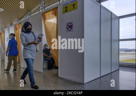 Mitarbeiter der Luftfahrtindustrie während des Impfprozesses am Kuala Lumpur International Airport in Sepang, Malaysia, am 7. Juli 2021. Die malaysische Regierung nutzte das Flughafengebäude als Impfzentrum für die Beschäftigten der Luftfahrtindustrie, um die Herdenimmunität zu beschleunigen, um die rasch zunehmenden Fälle von Covid-19 zu bekämpfen. (Foto von Zahim Mohd/NurPhoto) Stockfoto