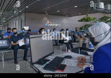 Mitarbeiter der Luftfahrtindustrie während des Impfprozesses am Kuala Lumpur International Airport in Sepang, Malaysia, am 7. Juli 2021. Die malaysische Regierung nutzte das Flughafengebäude als Impfzentrum für die Beschäftigten der Luftfahrtindustrie, um die Herdenimmunität zu beschleunigen, um die rasch zunehmenden Fälle von Covid-19 zu bekämpfen. (Foto von Zahim Mohd/NurPhoto) Stockfoto