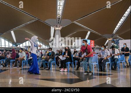 Mitarbeiter der Luftfahrtindustrie warten am 7. Juli 2021 auf den Impfprozess am internationalen Flughafen Kuala Lumpur in Sepang, Malaysia. Die malaysische Regierung nutzte das Flughafengebäude als Impfzentrum für die Beschäftigten der Luftfahrtindustrie, um die Herdenimmunität zu beschleunigen, um die rasch zunehmenden Fälle von Covid-19 zu bekämpfen. (Foto von Zahim Mohd/NurPhoto) Stockfoto