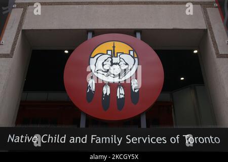 Das Schild mit dem Logo am Eingang des neuen Native Child and Family Services in Toronto, Ontario, Kanada. Die neuen Native Child and Family Services von Toronto konsolidieren soziale und kulturbasierte Services für Ureinwohner-Kinder und Familien. Die Herausforderung bestand darin, einen Ort zu schaffen, der Ureinwohner und die Natur im Herzen der Stadt verbindet. Viele Aborigines brauchen Hilfe bei Alkoholmissbrauch und Drogenabhängigkeit, und dieses neue Gebäude bietet Beratung. Die Aborigines stellen etwa 3 % der kanadischen Bevölkerung, aber sie machen heute etwa 16 % des kanadischen Bundesstaates aus Stockfoto