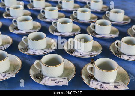 Kaffeetassen und Untertassen werden auf einem Tisch in einem Resorthotel am Strand von Varadero in Kuba ausgestellt. (Foto von Creative Touch Imaging Ltd./NurPhoto) Stockfoto