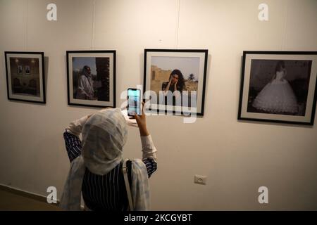 Palästinenser besuchen am 05. Juli 2021 in Gaza-Stadt eine Foto- und Skulpturenausstellung mit Szenen aus Palästina der Künstlerin Rana El-Batrawi und Sandra Mehl. (Foto von Majdi Fathi/NurPhoto) Stockfoto