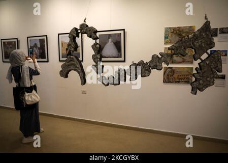 Palästinenser besuchen am 05. Juli 2021 in Gaza-Stadt eine Foto- und Skulpturenausstellung mit Szenen aus Palästina der Künstlerin Rana El-Batrawi und Sandra Mehl. (Foto von Majdi Fathi/NurPhoto) Stockfoto