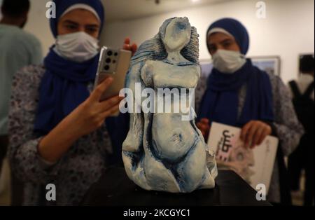 Palästinenser besuchen am 05. Juli 2021 in Gaza-Stadt eine Foto- und Skulpturenausstellung mit Szenen aus Palästina der Künstlerin Rana El-Batrawi und Sandra Mehl. (Foto von Majdi Fathi/NurPhoto) Stockfoto