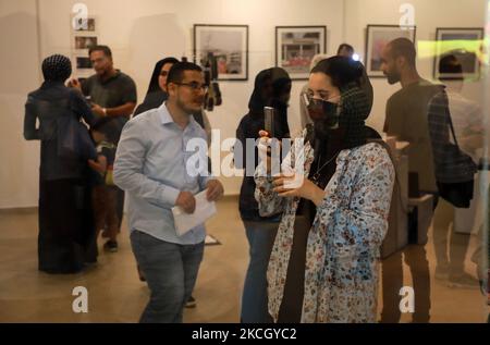 Palästinenser besuchen am 05. Juli 2021 in Gaza-Stadt eine Foto- und Skulpturenausstellung mit Szenen aus Palästina der Künstlerin Rana El-Batrawi und Sandra Mehl. (Foto von Majdi Fathi/NurPhoto) Stockfoto