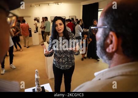 Palästinenser besuchen am 05. Juli 2021 in Gaza-Stadt eine Foto- und Skulpturenausstellung mit Szenen aus Palästina der Künstlerin Rana El-Batrawi und Sandra Mehl. (Foto von Majdi Fathi/NurPhoto) Stockfoto