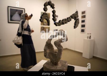 Palästinenser besuchen am 05. Juli 2021 in Gaza-Stadt eine Foto- und Skulpturenausstellung mit Szenen aus Palästina der Künstlerin Rana El-Batrawi und Sandra Mehl. (Foto von Majdi Fathi/NurPhoto) Stockfoto