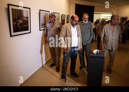 Palästinenser besuchen am 05. Juli 2021 in Gaza-Stadt eine Foto- und Skulpturenausstellung mit Szenen aus Palästina der Künstlerin Rana El-Batrawi und Sandra Mehl. (Foto von Majdi Fathi/NurPhoto) Stockfoto