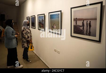 Palästinenser besuchen am 05. Juli 2021 in Gaza-Stadt eine Foto- und Skulpturenausstellung mit Szenen aus Palästina der Künstlerin Rana El-Batrawi und Sandra Mehl. (Foto von Majdi Fathi/NurPhoto) Stockfoto