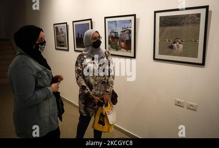 Palästinenser besuchen am 05. Juli 2021 in Gaza-Stadt eine Foto- und Skulpturenausstellung mit Szenen aus Palästina der Künstlerin Rana El-Batrawi und Sandra Mehl. (Foto von Majdi Fathi/NurPhoto) Stockfoto