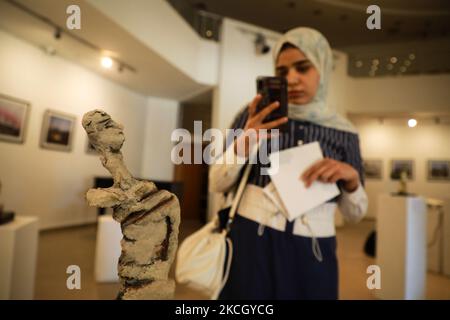 Palästinenser besuchen am 05. Juli 2021 in Gaza-Stadt eine Foto- und Skulpturenausstellung mit Szenen aus Palästina der Künstlerin Rana El-Batrawi und Sandra Mehl. (Foto von Majdi Fathi/NurPhoto) Stockfoto