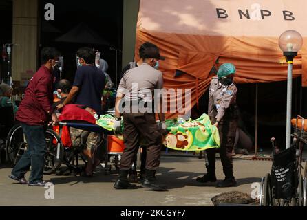 Covid-19-Patienten drängten am 6. Juni 2021 den Hof und die Nottzelte im Regionalen Allgemeinen Krankenhaus (RSUD) in Bekasi, West-Java. Die Verfügbarkeit von Betten in Krankenhäusern ist gering, und der Sauerstoffbedarf steigt weiter an. Dies geschah im Einklang mit der drastischen Zunahme der Covid-19-Fälle in den letzten Wochen, jeden Tag Covid-19-Patienten, die die Notaufnahme betraten und Covid-19-Handlingzelte, reichten von 60-80 Patienten oder übertrafen die normale Kapazität von 40 Patienten. (Foto von Dasril Roszandi/NurPhoto) Stockfoto