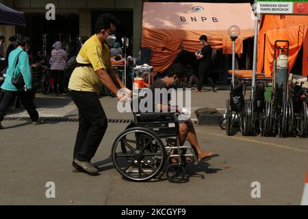 Covid-19-Patienten drängten am 6. Juni 2021 den Hof und die Nottzelte im Regionalen Allgemeinen Krankenhaus (RSUD) in Bekasi, West-Java. Die Verfügbarkeit von Betten in Krankenhäusern ist gering, und der Sauerstoffbedarf steigt weiter an. Dies geschah im Einklang mit der drastischen Zunahme der Covid-19-Fälle in den letzten Wochen, jeden Tag Covid-19-Patienten, die die Notaufnahme betraten und Covid-19-Handlingzelte, reichten von 60-80 Patienten oder übertrafen die normale Kapazität von 40 Patienten. (Foto von Dasril Roszandi/NurPhoto) Stockfoto