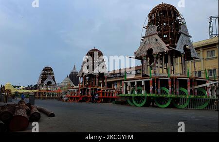 Vor dem jährlichen Rathyatra-Fest oder dem Wagenfahren oder Autofest in Puri, 65 km von der Hauptstadt Bhubaneswar des östlichen indischen Staates Odisha 6 entfernt, werden vor dem Tempel neu gebaute Holzwagen für die Ditties des Shree Jagannath-Tempels vor dem Tempel gesehen 2021. Dieses Jahr staatliche Verwaltung Anwendung von Beschränkungen t ihre außerhalb und lokalen ansässigen Anhänger nicht zu erlauben, an ditties Rathyatra Festival teilnehmen und nur Tempeldiener ziehen die Wagen und auch zu beschränken, um locla Bewohner, die beide Seite des Wagens ziehen Straße leben nicht zu kommen Sehen Sie sich eine an Stockfoto