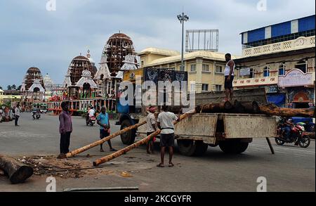 Vor dem jährlichen Rathyatra-Fest oder dem Wagenfahren oder Autofest in Puri, 65 km von der Hauptstadt Bhubaneswar des östlichen indischen Staates Odisha 6 entfernt, werden vor dem Tempel neu gebaute Holzwagen für die Ditties des Shree Jagannath-Tempels vor dem Tempel gesehen 2021. Dieses Jahr staatliche Verwaltung Anwendung von Beschränkungen t ihre außerhalb und lokalen ansässigen Anhänger nicht zu erlauben, an ditties Rathyatra Festival teilnehmen und nur Tempeldiener ziehen die Wagen und auch zu beschränken, um locla Bewohner, die beide Seite des Wagens ziehen Straße leben nicht zu kommen Sehen Sie sich eine an Stockfoto