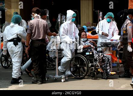 Covid-19-Patienten drängten am 6. Juni 2021 den Hof und die Nottzelte im Regionalen Allgemeinen Krankenhaus (RSUD) in Bekasi, West-Java. Die Verfügbarkeit von Betten in Krankenhäusern ist gering, und der Sauerstoffbedarf steigt weiter an. Dies geschah im Einklang mit der drastischen Zunahme der Covid-19-Fälle in den letzten Wochen, jeden Tag Covid-19-Patienten, die die Notaufnahme betraten und Covid-19-Handlingzelte, reichten von 60-80 Patienten oder übertrafen die normale Kapazität von 40 Patienten. (Foto von Dasril Roszandi/NurPhoto) Stockfoto