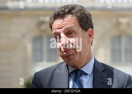 Der Präsident des französischen Arbeitgeberverbandes (Medef), Geoffroy Roux, sprach nach einem Treffen mit den Gewerkschaften und dem französischen Präsidenten Macron am 6. Juli 2021 im Pariser Elysee-Palast (Foto: Daniel Pier/NurPhoto) Stockfoto