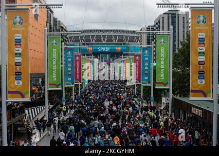 LONDON, GROSSBRITANNIEN - 06. JULI 2021: Fußballfans kommen am 06. Juli 2021 im Wembley-Stadion vor dem Spiel Italiens gegen Spanien im Halbfinale der EM 2020 in London, England, an. Die Kapazität für das heutige Halbfinale in Wembley wurde auf 60.000 Zuschauer erhöht und ist damit die größte Zuschauermenge seit Beginn der Covid-19-Pandemie. (Foto von Wiktor Szymanowicz/NurPhoto) Stockfoto