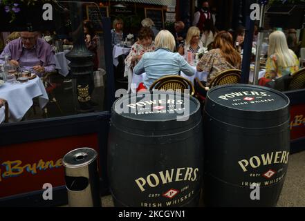 Menschen, die Speisen und Getränke im Davy Byrnes Pub genießen, dem von James Joyce in Ulysses verewigten „Dublin-Pub“. Am Montag, den 05. Juli 2021, in Dublin, Irland (Foto: Artur Widak/NurPhoto) Stockfoto