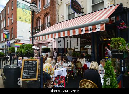 Menschen, die Speisen und Getränke im Davy Byrnes Pub genießen, dem von James Joyce in Ulysses verewigten „Dublin-Pub“. Am Montag, den 05. Juli 2021, in Dublin, Irland (Foto: Artur Widak/NurPhoto) Stockfoto