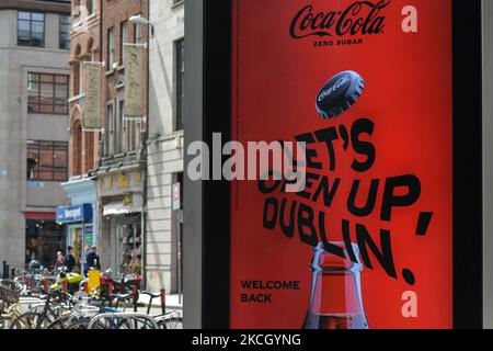 Eine Straßenplakatwand mit einer Coca-Cola-Werbung und den Worten „Lass uns Dublin öffnen“ im Zentrum von Dublin. Am Montag, den 05. Juli 2021, in Dublin, Irland (Foto: Artur Widak/NurPhoto) Stockfoto