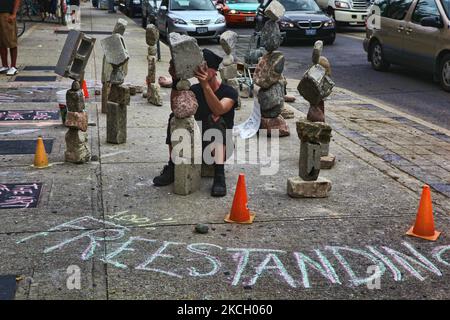 Der Straßenkünstler balanciert am 23. August 2009 auf einer belebten Straße im Stadtzentrum von Toronto, Ontario, Kanada, Felsen und Ackerstöcke. (Foto von Creative Touch Imaging Ltd./NurPhoto) Stockfoto