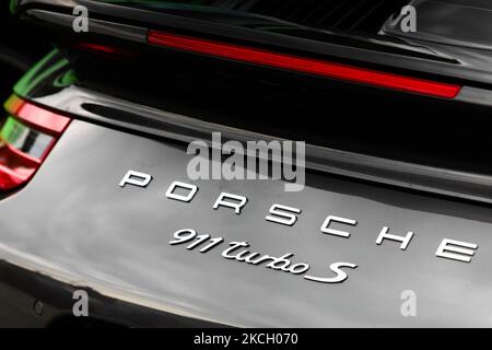 Das Porsche 911 Turbo S-Logo ist auf dem Fahrzeug während des Gran Turismo Polonia am 2. Juli 2021 in Krakau, Polen, zu sehen. (Foto von Jakub Porzycki/NurPhoto) Stockfoto