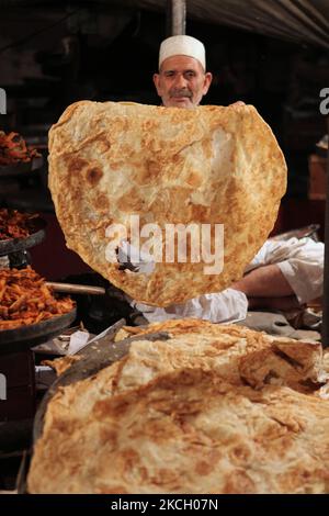 Der Mann zeigt große flache Brote zum Verkauf für eine Messe, die am 23. Juni 2010 in der Nähe einer Moschee in Srinagar, Kaschmir, Indien, zum Geburtstag Muhammads stattfand. (Foto von Creative Touch Imaging Ltd./NurPhoto) Stockfoto