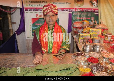 Paan-Verkäufer bereitet paan am 04. November 2012 in seinem Geschäft in Gangtok, Sikkim, Indien, auf einen Kunden vor. (Foto von Creative Touch Imaging Ltd./NurPhoto) Stockfoto