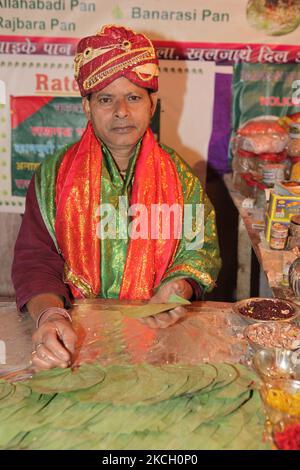 Paan-Verkäufer bereitet paan am 04. November 2012 in seinem Geschäft in Gangtok, Sikkim, Indien, auf einen Kunden vor. (Foto von Creative Touch Imaging Ltd./NurPhoto) Stockfoto