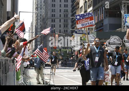 Hunderte von Ersthelfern, Gesundheitshelfern und wichtigen Mitarbeitern nehmen am 7. Juli 2021 in New York City, USA, an einer Ticker Tape Parade zu ihren Ehren durch den Canyon of Heroes Teil. Die Großmarschall Sandra Lindsay ist eine Krankenschwester aus Queens, die als erste Amerikanerin den Impfstoff von Pfizer erhielt. (Foto von John Lamparski/NurPhoto) Stockfoto