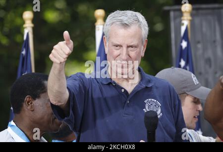 Bürgermeister Bill de Blasio jubelt, als Hunderte von Ersthelfern, Gesundheitshelfern und wichtigen Mitarbeitern am 7. Juli 2021 in New York City, USA, an einer Ticker Tape Parade zu ihren Ehren durch den Canyon of Heroes teilnehmen. Die Großmarschall Sandra Lindsay ist eine Krankenschwester aus Queens, die als erste Amerikanerin den Impfstoff von Pfizer erhielt. (Foto von John Lamparski/NurPhoto) Stockfoto