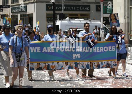 Hunderte von Ersthelfern, Gesundheitshelfern und wichtigen Mitarbeitern nehmen am 7. Juli 2021 in New York City, USA, an einer Ticker Tape Parade zu ihren Ehren durch den Canyon of Heroes Teil. Die Großmarschall Sandra Lindsay ist eine Krankenschwester aus Queens, die als erste Amerikanerin den Impfstoff von Pfizer erhielt. (Foto von John Lamparski/NurPhoto) Stockfoto